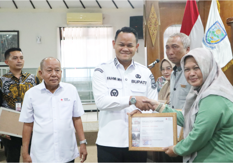 Bupati Purbalingga Fahmi Muhammad Hanif menyerahkan langsung dana bersih tersebut selaku Ketua Panitia Bulan Dana PMI Tahun 2025 kepada Pengurus PMI Kabupaten Purbalingga H. Mochammad Ichwan dalam acara di Operation Room Graha Adiguna Purbalingga, Jumat 28 Agustus 2026. Bupati Purbalingga Fahmi Muhammad Hanif menyerahkan langsung dana bersih tersebut selaku Ketua Panitia Bulan Dana PMI Tahun 2025 kepada Pengurus PMI Kabupaten Purbalingga H. Mochammad Ichwan dalam acara di Operation Room Graha Adiguna Purbalingga, Jumat 28 Agustus 2026.