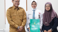 Bupati Purbalingga Fahmi Muhammad Hanif berfoto dengan Dzikrina Zahida El Ghifari Siswi kelas X-11 SMAN 1 Purbalingga tersebut berhasil lolos sebagai calon Pasukan Pengibar Bendera Pusaka tingkat Provinsi Jawa Tengah tahun 2026 usai beraudensi Bersama-sama Kepala Badan Kesatuan Bangsa dan Politik Kabupaten Purbalingga, Much Umar Faozi di ruang kerja bupati pada hari Senin 3 Agustus 2026.