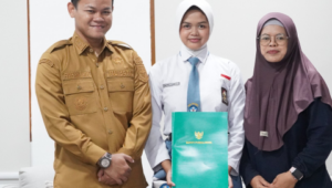 Bupati Purbalingga Fahmi Muhammad Hanif berfoto dengan Dzikrina Zahida El Ghifari Siswi kelas X-11 SMAN 1 Purbalingga tersebut berhasil lolos sebagai calon Pasukan Pengibar Bendera Pusaka tingkat Provinsi Jawa Tengah tahun 2026 usai beraudensi Bersama-sama Kepala Badan Kesatuan Bangsa dan Politik Kabupaten Purbalingga, Much Umar Faozi di ruang kerja bupati pada hari Senin 3 Agustus 2026. Bupati Purbalingga Fahmi Muhammad Hanif berfoto dengan Dzikrina Zahida El Ghifari Siswi kelas X-11 SMAN 1 Purbalingga tersebut berhasil lolos sebagai calon Pasukan Pengibar Bendera Pusaka tingkat Provinsi Jawa Tengah tahun 2026 usai beraudensi Bersama-sama Kepala Badan Kesatuan Bangsa dan Politik Kabupaten Purbalingga, Much Umar Faozi di ruang kerja bupati pada hari Senin 3 Agustus 2026.