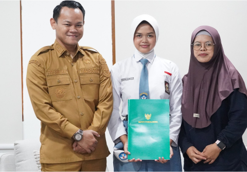 Bupati Purbalingga Fahmi Muhammad Hanif berfoto dengan Dzikrina Zahida El Ghifari Siswi kelas X-11 SMAN 1 Purbalingga tersebut berhasil lolos sebagai calon Pasukan Pengibar Bendera Pusaka tingkat Provinsi Jawa Tengah tahun 2026 usai beraudensi Bersama-sama Kepala Badan Kesatuan Bangsa dan Politik Kabupaten Purbalingga, Much Umar Faozi di ruang kerja bupati pada hari Senin 3 Agustus 2026. Bupati Purbalingga Fahmi Muhammad Hanif berfoto dengan Dzikrina Zahida El Ghifari Siswi kelas X-11 SMAN 1 Purbalingga tersebut berhasil lolos sebagai calon Pasukan Pengibar Bendera Pusaka tingkat Provinsi Jawa Tengah tahun 2026 usai beraudensi Bersama-sama Kepala Badan Kesatuan Bangsa dan Politik Kabupaten Purbalingga, Much Umar Faozi di ruang kerja bupati pada hari Senin 3 Agustus 2026.