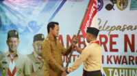 Kak Fahmi M. Hanif, Ketua Majelis Pembina Cabang (Ka Mabicab) Gerakan Pramuka Kwartir Cabang (Kwarcab) Kabupaten Purbalingga menyerahkan bendera Pramuka kepada Pimpinan Kontingan Putra Kak Nurhidayanto saat pelepasan kontingen di Pendopo Dipokusumo, Senin 10 Agustus 2026 Kak Fahmi M. Hanif, Ketua Majelis Pembina Cabang (Ka Mabicab) Gerakan Pramuka Kwartir Cabang (Kwarcab) Kabupaten Purbalingga menyerahkan bendera Pramuka kepada Pimpinan Kontingan Putra Kak Nurhidayanto saat pelepasan kontingen di Pendopo Dipokusumo, Senin 10 Agustus 2026