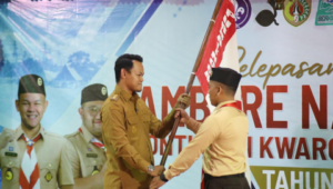 Kak Fahmi M. Hanif, Ketua Majelis Pembina Cabang (Ka Mabicab) Gerakan Pramuka Kwartir Cabang (Kwarcab) Kabupaten Purbalingga menyerahkan bendera Pramuka kepada Pimpinan Kontingan Putra Kak Nurhidayanto saat pelepasan kontingen di Pendopo Dipokusumo, Senin 10 Agustus 2026