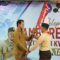 Kak Fahmi M. Hanif, Ketua Majelis Pembina Cabang (Ka Mabicab) Gerakan Pramuka Kwartir Cabang (Kwarcab) Kabupaten Purbalingga menyerahkan bendera Pramuka kepada Pimpinan Kontingan Putra Kak Nurhidayanto saat pelepasan kontingen di Pendopo Dipokusumo, Senin 10 Agustus 2026