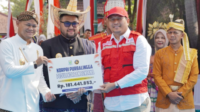 Bupati Purbalingga Fahmi Muhammad Hanif dan Wakil Bupati Purbalingga Dimas Prasetyahani menyerahkan donasi sejumlah Rp181.441.853 secara simbolis kepada Ketua Palang Indonesia Kabupaten Purbalingga Hanung Wikantono agar segera menyalurkannya kepada para korban bencana.