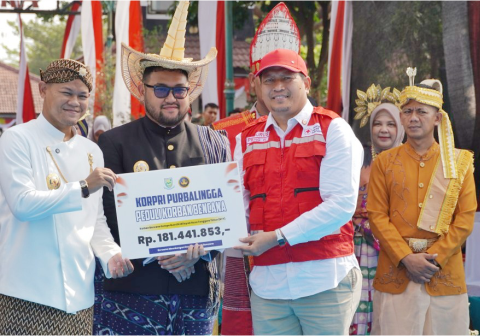 Bupati Purbalingga Fahmi Muhammad Hanif dan Wakil Bupati Purbalingga Dimas Prasetyahani menyerahkan donasi sejumlah Rp181.441.853 secara simbolis kepada Ketua Palang Indonesia Kabupaten Purbalingga Hanung Wikantono agar segera menyalurkannya kepada para korban bencana.