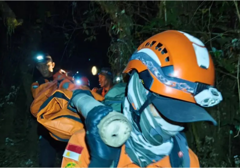 Pendaki Asal Brebes Tewas Terjatuh di Kawah Gunung Slamet Pendaki Asal Brebes Tewas Terjatuh di Kawah Gunung Slamet