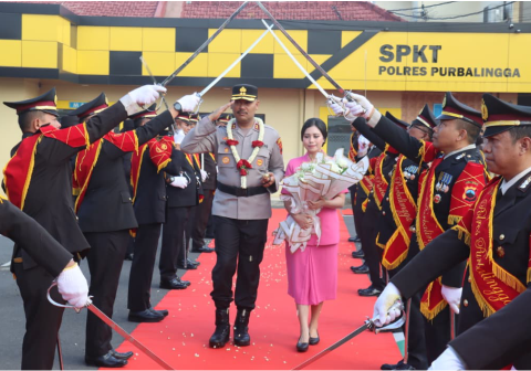 Penyambutan AKPB Hendry Susanto Sianipar terlaksana melalui tradisi pedang pora serta apel bersama bertempat di halaman Markas Kepolisian Resor Purbalingga, Jumat 31 Juli 2026. Penyambutan AKPB Hendry Susanto Sianipar terlaksana melalui tradisi pedang pora serta apel bersama bertempat di halaman Markas Kepolisian Resor Purbalingga, Jumat 31 Juli 2026.
