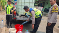 Polsek Kemangkon menyalurkan bantuan air bersih bagi warga Desa Kalialang, Kecamatan Kemangkon, Kabupaten Purbalingga, Senin 3 Agustus 2026. Polsek Kemangkon menyalurkan bantuan air bersih bagi warga Desa Kalialang, Kecamatan Kemangkon, Kabupaten Purbalingga, Senin 3 Agustus 2026.