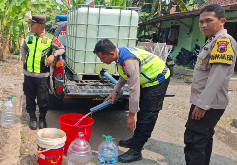 Polsek Kemangkon menyalurkan bantuan air bersih bagi warga Desa Kalialang, Kecamatan Kemangkon, Kabupaten Purbalingga, Senin 3 Agustus 2026.