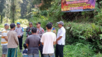 Kapolsek Kutasari AKP Heru Riyanto melaksanakan dialog langsung bersama warga Dusun Limpak Gombong, Desa Karangjengkol, Kecamatan Kutasari, usai  memasang spanduk peringatan beserta larangan keras membuka lahan melalui cara pembakaran, Rabu 5 Agustus 2026.