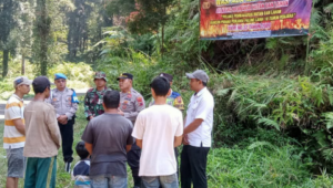 Kapolsek Kutasari AKP Heru Riyanto melaksanakan dialog langsung bersama warga Dusun Limpak Gombong, Desa Karangjengkol, Kecamatan Kutasari, usai memasang spanduk peringatan beserta larangan keras membuka lahan melalui cara pembakaran, Rabu 5 Agustus 2026. Kapolsek Kutasari AKP Heru Riyanto melaksanakan dialog langsung bersama warga Dusun Limpak Gombong, Desa Karangjengkol, Kecamatan Kutasari, usai memasang spanduk peringatan beserta larangan keras membuka lahan melalui cara pembakaran, Rabu 5 Agustus 2026.