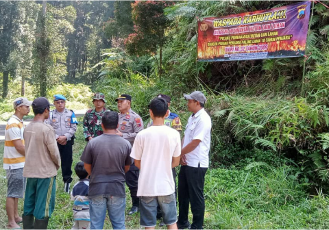 Kapolsek Kutasari AKP Heru Riyanto melaksanakan dialog langsung bersama warga Dusun Limpak Gombong, Desa Karangjengkol, Kecamatan Kutasari, usai  memasang spanduk peringatan beserta larangan keras membuka lahan melalui cara pembakaran, Rabu 5 Agustus 2026.