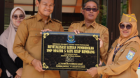 Heru Sri Wibowo, Kepala Dinas Pendidikan dan Kebudayaan (Kadindikbub) Kabupaten Purbalingga saat mendampingi Bupati Purbalingga Fahmi Muhammad Hanif usai memimpin acara peresmian saat apel pagi bersama para siswa serta guru SMPN 5 Satu Atap Rembang, Selasa 11 Agustus 2026.