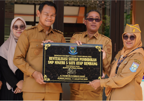 Heru Sri Wibowo, Kepala Dinas Pendidikan dan Kebudayaan (Kadindikbub) Kabupaten Purbalingga saat mendampingi Bupati Purbalingga Fahmi Muhammad Hanif usai memimpin acara peresmian saat apel pagi bersama para siswa serta guru SMPN 5 Satu Atap Rembang, Selasa 11 Agustus 2026. Heru Sri Wibowo, Kepala Dinas Pendidikan dan Kebudayaan (Kadindikbub) Kabupaten Purbalingga saat mendampingi Bupati Purbalingga Fahmi Muhammad Hanif usai memimpin acara peresmian saat apel pagi bersama para siswa serta guru SMPN 5 Satu Atap Rembang, Selasa 11 Agustus 2026.