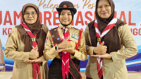 Raisha Aqilla Putri Primadani bersama Ketua Majelis Pembimbing Gugus Depan (Ka Mabigus), Kak Lelly Faizatillah dan Pembina Pramuka Putri, Febrina Ramadhani saat pelepasan kontingen Jamnas XII Tahun 2026 dari Kwarcab Purbalingga di Pendopo Dipokusumo, Senin 10 Agustus 2026