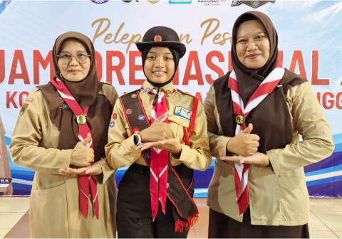 Raisha Aqilla Putri Primadani bersama Ketua Majelis Pembimbing Gugus Depan (Ka Mabigus), Kak Lelly Faizatillah dan Pembina Pramuka Putri, Febrina Ramadhani saat pelepasan kontingen Jamnas XII Tahun 2026 dari Kwarcab Purbalingga di Pendopo Dipokusumo, Senin 10 Agustus 2026 Raisha Aqilla Putri Primadani bersama Ketua Majelis Pembimbing Gugus Depan (Ka Mabigus), Kak Lelly Faizatillah dan Pembina Pramuka Putri, Febrina Ramadhani saat pelepasan kontingen Jamnas XII Tahun 2026 dari Kwarcab Purbalingga di Pendopo Dipokusumo, Senin 10 Agustus 2026