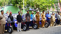Pemerintah Kabupaten Purbalingga menyerahkan armada ramah lingkungan ini kepada KSM Resik serta sembilan kelompok pengelola sampah lainnya pada Senin 24 Agustus 2026.