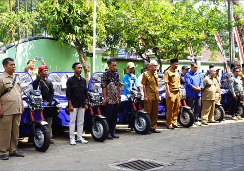 Pemerintah Kabupaten Purbalingga menyerahkan armada ramah lingkungan ini kepada KSM Resik serta sembilan kelompok pengelola sampah lainnya pada Senin 24 Agustus 2026. Pemerintah Kabupaten Purbalingga menyerahkan armada ramah lingkungan ini kepada KSM Resik serta sembilan kelompok pengelola sampah lainnya pada Senin 24 Agustus 2026.