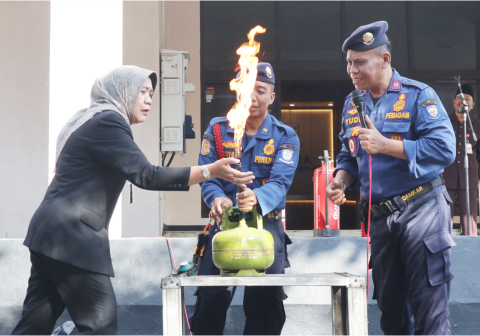 Sekretariat Daerah (Setda) Kabupaten Purbalingga mengadakan kegiatan edukasi dan simulasi penanganan kebakaran ringan. Acara tersebut berlangsung pada halaman kantor Setda selepas apel pagi. Sekretariat Daerah (Setda) Kabupaten Purbalingga mengadakan kegiatan edukasi dan simulasi penanganan kebakaran ringan. Acara tersebut berlangsung pada halaman kantor Setda selepas apel pagi.