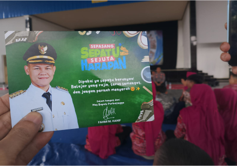 Bupati Purbalingga mendonasikan gaji dan tunjangannya lewat Bantuan Sepatu Bupati Purbalingga 2026 untuk 125 siswa Padamara demi mendorong semangat belajar. Bupati Purbalingga mendonasikan gaji dan tunjangannya lewat Bantuan Sepatu Bupati Purbalingga 2026 untuk 125 siswa Padamara demi mendorong semangat belajar.