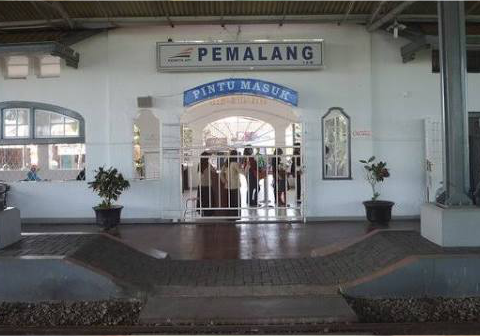 Stasiun Kereta Api Pemalang menjadi saksi perkembangan jaringan kereta yang menghubungkan berbagai wilayah di pesisir utara Jawa.