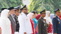 Biasanya panitia menyediakan tenda peneduh yang nyaman bagi para tamu undangan yang hadir di lokasi. Namun pada upacara pengibaran bendera Merah Putih kali ini, situasi peneduh tersebut tidak terlihat sama sekali.