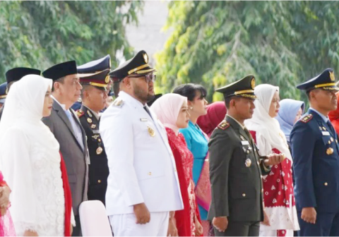 Biasanya panitia menyediakan tenda peneduh yang nyaman bagi para tamu undangan yang hadir di lokasi. Namun pada upacara pengibaran bendera Merah Putih kali ini, situasi peneduh tersebut tidak terlihat sama sekali. Biasanya panitia menyediakan tenda peneduh yang nyaman bagi para tamu undangan yang hadir di lokasi. Namun pada upacara pengibaran bendera Merah Putih kali ini, situasi peneduh tersebut tidak terlihat sama sekali.