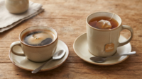 Teh dan Kopi, Kedua jenis minuman populer ini memiliki basis penggemar setia serta menawarkan keharuman aroma khas yang selalu menggugah selera saat santai.