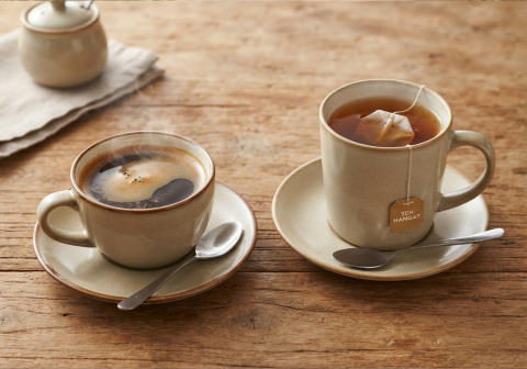 Teh dan Kopi, Kedua jenis minuman populer ini memiliki basis penggemar setia serta menawarkan keharuman aroma khas yang selalu menggugah selera saat santai.