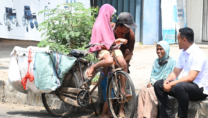 Bupati Purbalingga beri bantuan keluarga pemulung Kalimanah berupa dana tunai dan modal usaha demi meningkatkan kesejahteraan hidup mereka. Bupati Purbalingga beri bantuan keluarga pemulung Kalimanah berupa dana tunai dan modal usaha demi meningkatkan kesejahteraan hidup mereka.