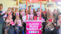 Tim dosen UMP mendampingi Pokdarwis Wisanggeni mengolah buah naga menjadi produk oleh-oleh khas Desa Wisata Pekunden