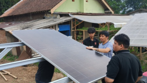 Akademisi Universitas Muhammadiyah Purwokerto menerapkan teknologi bioflok berbasis energi surya untuk meningkatkan kemandirian kelompok pembudidaya ikan di Banyumas.