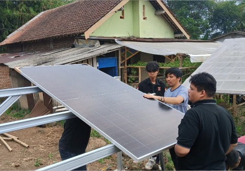 Akademisi Universitas Muhammadiyah Purwokerto menerapkan teknologi bioflok berbasis energi surya untuk meningkatkan kemandirian kelompok pembudidaya ikan di Banyumas.