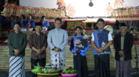 Bupati Purbalingga Fahmi Muhammad Hanif bersama Wakil Bupati Dimas Prasetyahani hadir secara langsung menyaksikan pagelaran wayang kulit besutan Dalang Ki Madi Wahyu Nugroho yang membawakan lakon “Semar Mbangun Desa”.