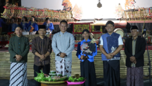 Bupati Purbalingga Fahmi Muhammad Hanif bersama Wakil Bupati Dimas Prasetyahani hadir secara langsung menyaksikan pagelaran wayang kulit besutan Dalang Ki Madi Wahyu Nugroho yang membawakan lakon “Semar Mbangun Desa”.