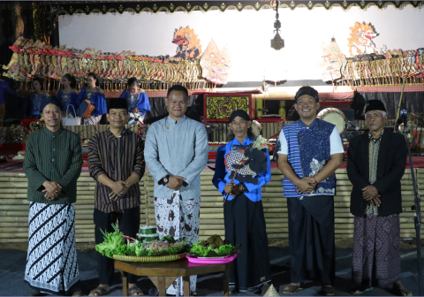 Bupati Purbalingga Fahmi Muhammad Hanif bersama Wakil Bupati Dimas Prasetyahani hadir secara langsung menyaksikan pagelaran wayang kulit besutan Dalang Ki Madi Wahyu Nugroho yang membawakan lakon “Semar Mbangun Desa”. Bupati Purbalingga Fahmi Muhammad Hanif bersama Wakil Bupati Dimas Prasetyahani hadir secara langsung menyaksikan pagelaran wayang kulit besutan Dalang Ki Madi Wahyu Nugroho yang membawakan lakon “Semar Mbangun Desa”.