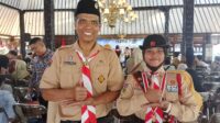 Adz Dzikra Nur Hidayah Miftakhi bersama Ketua Majelis Pembimbing Gugus Depan 03.07.501-502 pangkalan SMP Negeri 1 Mrebet, Kak Nur Said Manfaluti saat pelepasan kontingen Jamnas XII Tahun 2026 dari Kwarcab Purbalingga di Pendopo Dipokusumo, Senin 10 Agustus 2026