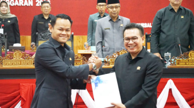 Bupati Purbalingga Fahmi Muhammad Hanif menyerahkan Kebijakan Umum Anggaran serta Prioritas Plafon Anggaran Sementara (KUA-PPAS) Tahun Anggaran 2027 kepada Ketua DPRD Kabupaten Purbalingga,HR Bambang Irawan dalam Rapat Paripurna DPRD Kabupaten Purbalingga, Senin 10 Agustus 2026.