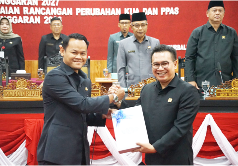 Bupati Purbalingga Fahmi Muhammad Hanif menyerahkan Kebijakan Umum Anggaran serta Prioritas Plafon Anggaran Sementara (KUA-PPAS) Tahun Anggaran 2027 kepada Ketua DPRD Kabupaten Purbalingga,HR Bambang Irawan dalam Rapat Paripurna DPRD Kabupaten Purbalingga, Senin 10 Agustus 2026.