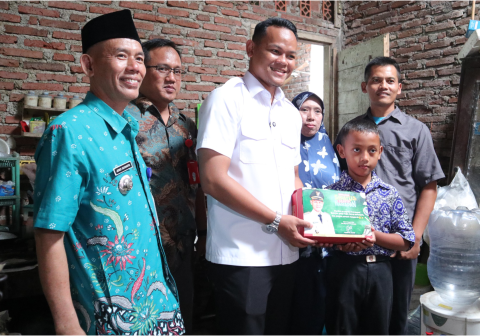 Bupati Fahmi meninjau rumah keluarga siswa rentan penerima bantuan Sepasang Sepatu Sejuta Harapan di Padamara Bupati Fahmi meninjau rumah keluarga siswa rentan penerima bantuan Sepasang Sepatu Sejuta Harapan di Padamara