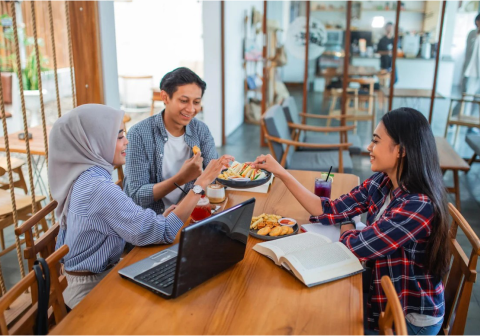Pekerja kantoran sering menghadapi jadwal padat sehingga membutuhkan menu praktis dan mudah ditemukan. Sumber Foto: dapurbusastro.com Pekerja kantoran sering menghadapi jadwal padat sehingga membutuhkan menu praktis dan mudah ditemukan. Sumber Foto: dapurbusastro.com