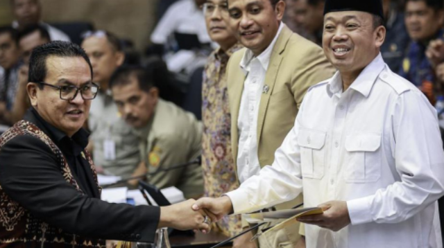 DPR resmi mengesahkan RUU Pengaturan Reforma Agraria yang memuat 15 poin penting termasuk pembentukan lembaga baru di bawah Presiden. DPR resmi mengesahkan RUU Pengaturan Reforma Agraria yang memuat 15 poin penting termasuk pembentukan lembaga baru di bawah Presiden.