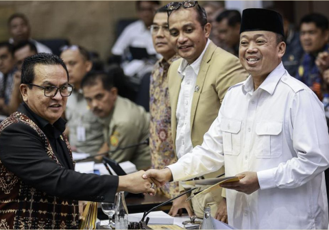DPR resmi mengesahkan RUU Pengaturan Reforma Agraria yang memuat 15 poin penting termasuk pembentukan lembaga baru di bawah Presiden. DPR resmi mengesahkan RUU Pengaturan Reforma Agraria yang memuat 15 poin penting termasuk pembentukan lembaga baru di bawah Presiden.