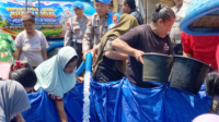 Polda Jateng dan Polres Purbalingga menyalurkan bantuan air bersih 20.000 liter untuk warga Desa Tangkisan yang terdampak kekeringan kemarau.