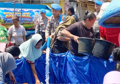 Polda Jateng dan Polres Purbalingga menyalurkan bantuan air bersih 20.000 liter untuk warga Desa Tangkisan yang terdampak kekeringan kemarau. Polda Jateng dan Polres Purbalingga menyalurkan bantuan air bersih 20.000 liter untuk warga Desa Tangkisan yang terdampak kekeringan kemarau.