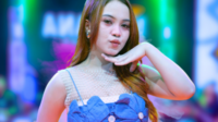 Penyanyi asal Blitar bernama Ajeng Febria sukses membawakan lagu Helikopter Turun ke Padang atau Idol-Idol tersebut melalui aransemen dangdut remix yang energik.