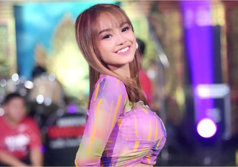 Penyanyi asal Blitar bernama Ajeng Febria membawakan tembang tersebut melalui aransemen dangdut remix yang energik.