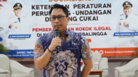 Kepala Dinkominfo Kabupaten Purbalingga, R. Budi Setiawan, mengajak seluruh peserta sosialisasi menjadi agen informasi di lingkungan masing-masing. Kepala Dinkominfo Kabupaten Purbalingga, R. Budi Setiawan, mengajak seluruh peserta sosialisasi menjadi agen informasi di lingkungan masing-masing.