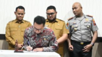 Penandatanganan dokumen Kesepakatan Bersama pengamanan Pilkades Serentak 2026 menjadi simbol kekompakan seluruh instansi pemerintah daerah. Penandatanganan dokumen Kesepakatan Bersama pengamanan Pilkades Serentak 2026 menjadi simbol kekompakan seluruh instansi pemerintah daerah.