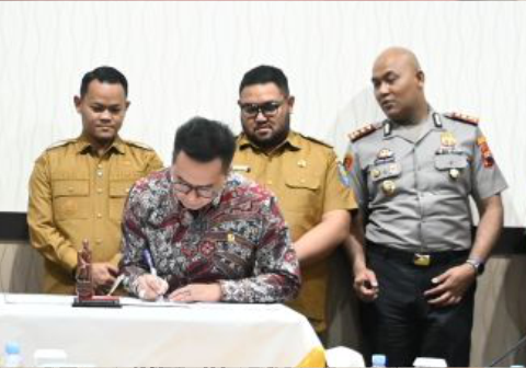 Penandatanganan dokumen Kesepakatan Bersama pengamanan Pilkades Serentak 2026 menjadi simbol kekompakan seluruh instansi pemerintah daerah.